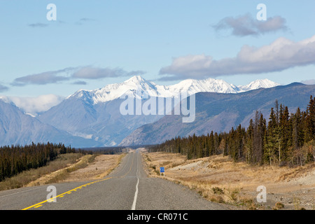 Alaska Highway nördlich von Whitehorse nach Haines Junction, St. Elias Mountains, Kluane Nationalpark und Reserve hinter Stockfoto