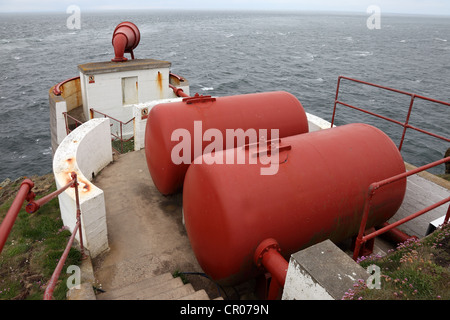 Nebelhorn und Druckluftbehälter auf den Mull of Galloway Leuchtturm Schottland, Vereinigtes Königreich Stockfoto