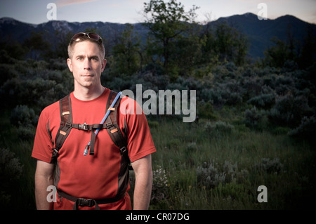Wanderer tragen Rucksack in Bergen Stockfoto