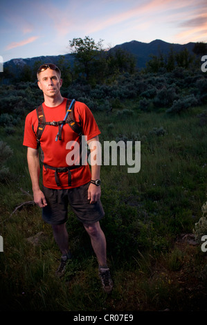 Wanderer tragen Rucksack in Bergen Stockfoto