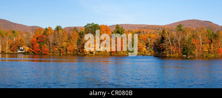 Sallys Teich im Herbst, Panorama, West Bolton, Quebec, Kanada Stockfoto