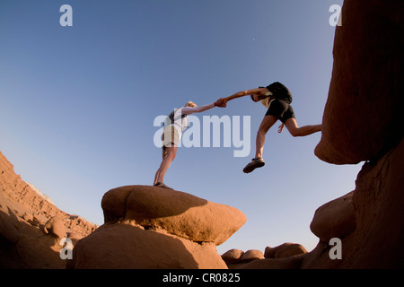 Wanderer über Felsformationen springen Stockfoto