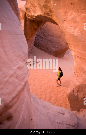 Wanderer erkunden Felsformationen Stockfoto