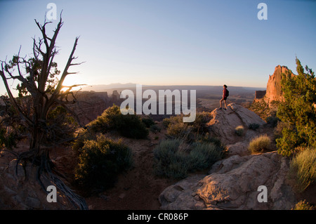 Wanderer erkunden Felsformationen Stockfoto