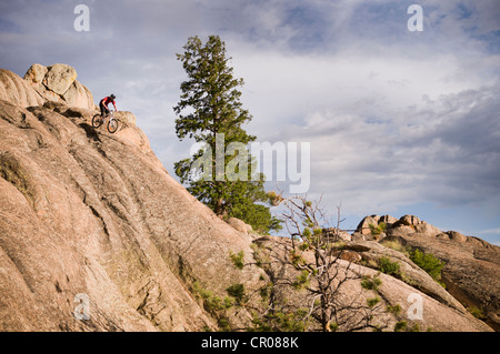 Mountainbiker auf Felsformationen Stockfoto