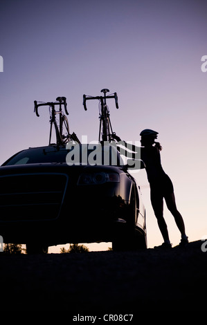 Mountainbiker, Fahrräder, Auto anbringen Stockfoto