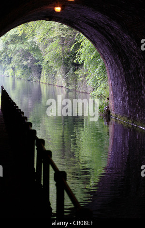 Ein Blick von unterhalb eine gemauerte Brücke über einen Kanal in Birmingham Stockfoto