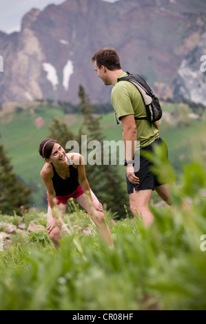 Wanderer auf Wiese ausruhen Stockfoto