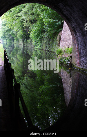Ein Blick von unterhalb eine gemauerte Brücke über einen Kanal in Birmingham Stockfoto