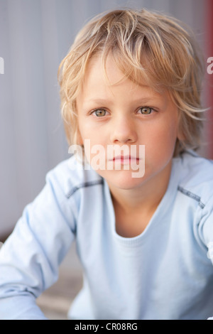 Nahaufnahme eines jungen ernstem Gesicht Stockfoto