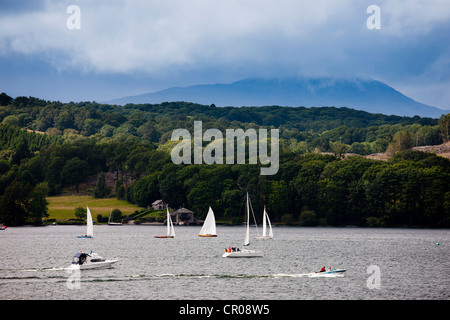 Segelyachten, Motorboot und Schnellboot am Lake Windermere aus Troutbeck in Richtung Hawkshead im Lake District National Park UK Stockfoto