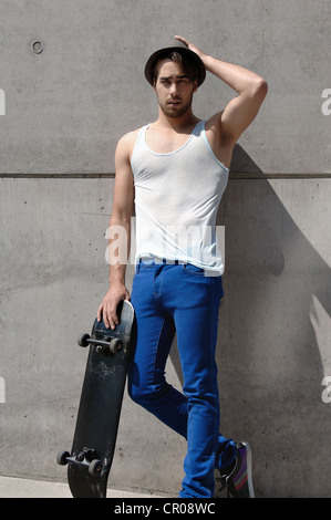Junge Skater vor einer Betonwand Stockfoto