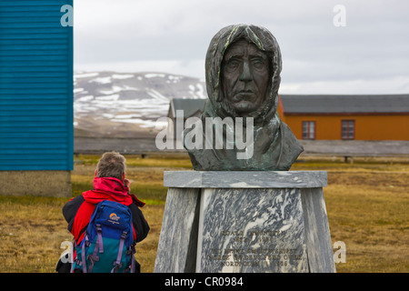 Statue von Polar Explorer, Roald Amundsen, Ny Alesund, Spitzbergen, Norwegen Stockfoto