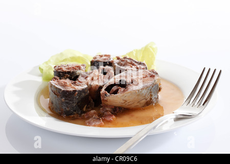 Sardinen aus der Dose auf einen Teller mit Salat und Gabel Stockfoto