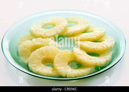 Ananasscheiben auf einer blauen Glasplatte Stockfoto