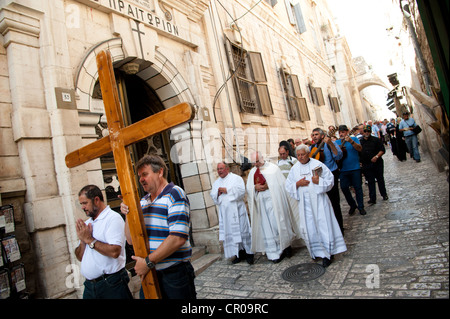 Eine Prozession der katholischen Pilger Fuß die Via Dolorosa, der traditionelle Weg, den Jesus zu seiner Kreuzigung nahm. Stockfoto