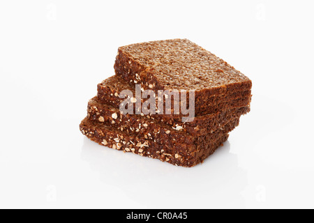 Scheiben von dunklen Vollkornbrot mit Haferflocken, gestapelt Stockfoto