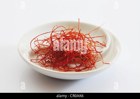 Rote Chili-Fäden in eine kleine Porzellanschale Stockfoto