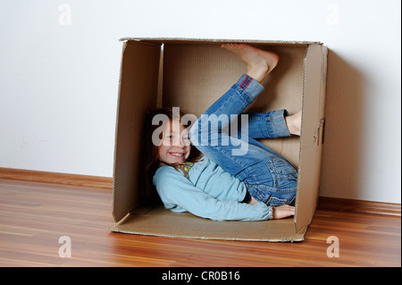 Mädchen spielen in einer leeren Karton Stockfoto