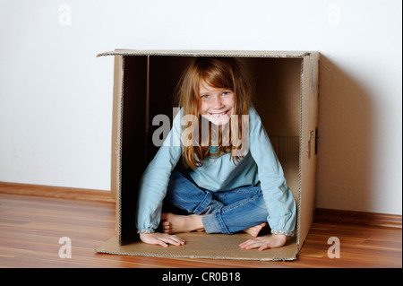 Mädchen spielen in einer leeren Karton Stockfoto