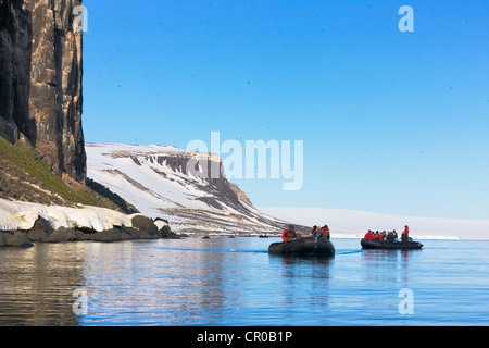 Touristen in Zodiac Uhr Vogel Kolonie Alkefjellet, Spitzbergen, Norwegen Stockfoto