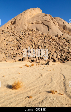 Riesigen Granit-Kuppel im Tehenadou, Adrar n'Ahnet, Algerien, Sahara, Nordafrika Stockfoto