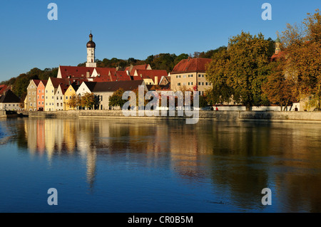 Blick auf Lech-Fluss in Richtung Altstadt von Landsberg bin Lech, Oberbayern, Deutschland, Europa Stockfoto