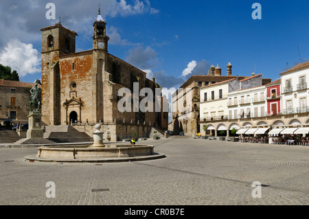 Plaza Mayor mit der Kirche San Martin, Trujillo, Extremadura, Spanien, Europa Stockfoto