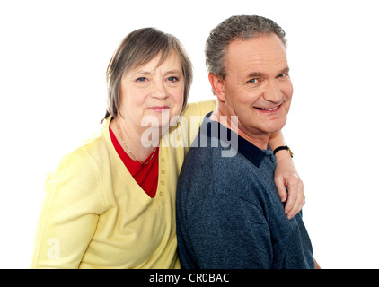 Closeup Portrait ältere Liebespaar. Frau umarmt Mann von hinten Stockfoto