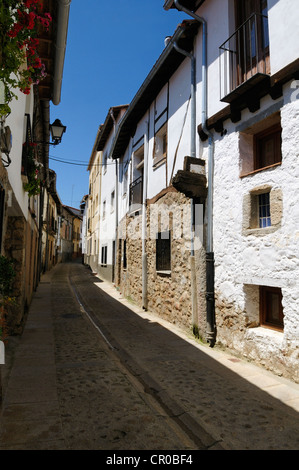 Schmale Gasse in der Altstadt von Cuacos de Yuste, Sierra de Gredos, Extremadura, Spanien, Europa Stockfoto