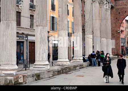 Italien-Lombardei-Mailand Platz von San Lorenzo Basilika Spalte di San Lorenzo Goth paar in Mitte der römischen Ruine vom 2. Jahrhundert Stockfoto