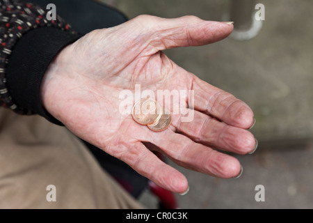 Hand, Handfläche eines älteren Mannes halten zwei fünf-Cent-Münzen, Pflegeheim, Seniorenheim, Berlin, Deutschland, Europa Stockfoto