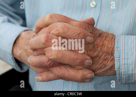 Gefalteten Händen eines alten Mannes, im Gebet, Pflegeheim, Seniorenheim, Berlin, Deutschland, Europa Stockfoto