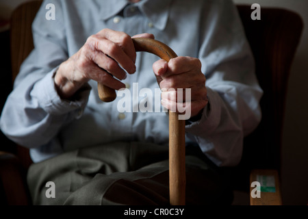 Greis, männliche Hand greifen einen Spazierstock, Pflegeheim, Seniorenheim, Berlin, Deutschland, Europa Stockfoto