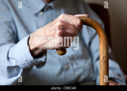 Greis, männliche Hand mit einem Gehstock, Pflegeheim, Altenheim, Berlin, Deutschland, Europa Stockfoto