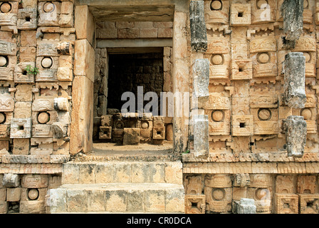 Mexiko, Yucatan-Zustand auf der Puuc-Straße, Maya-Stätte von Kabah, Maske Wand des Chaac Mool, dem Regengott Stockfoto