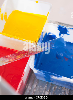 Wannen von Farbe auf der Stufe einer Leiter Stockfoto