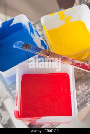 Wannen von Farbe auf der Stufe einer Leiter Stockfoto