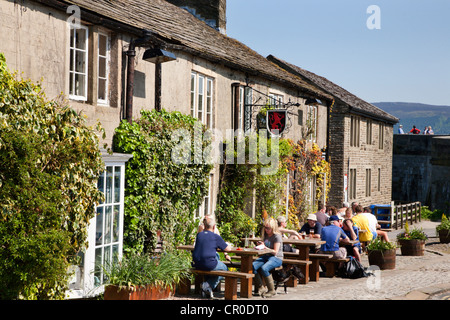 Menschen sitzen vor der Red Lion Pub in Burnsall Wharfedale Yorkshire Dales England Stockfoto