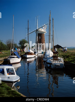 Vereinigtes Königreich. England. Norfolk Broads. Windmühle und Boote auf dem Kanal. Stockfoto