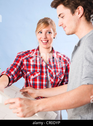 Junges Paar Blick auf einen plan Stockfoto