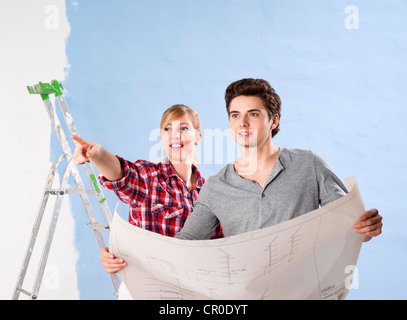 Junges Paar Blick auf einen plan Stockfoto