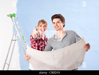 Junges Paar Blick auf einen plan Stockfoto