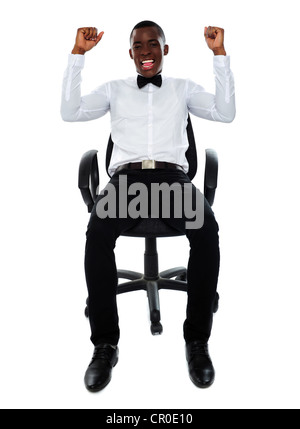 Aufgeregt, erfolgreiches Geschäft männlichen auf Stuhl sitzend Stockfoto