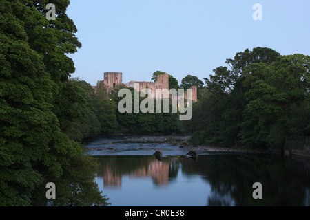 Flusses Tees an Barnard Castle, Co Durham, North East England. 27. Mai 2012 - Sonnenuntergang Blick auf die beleuchtete Burg mit Reflexion Stockfoto