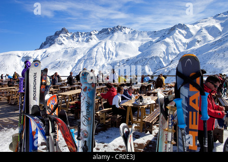 Frankreich, Savoyen, Tarentaise, Massif De La Vanoise, Valmorel, Terrasse des L'Alpage Mounatin Restaurant mit Blick auf die Pointe du Stockfoto