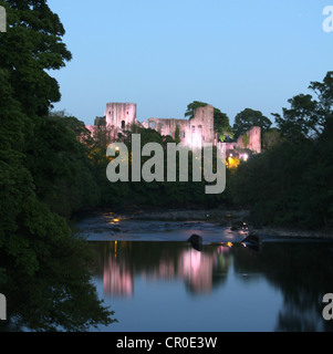 Flusses Tees an Barnard Castle, Co Durham, North East England. 27. Mai 2012 - Sonnenuntergang Blick auf die beleuchtete Burg mit Reflexion Stockfoto