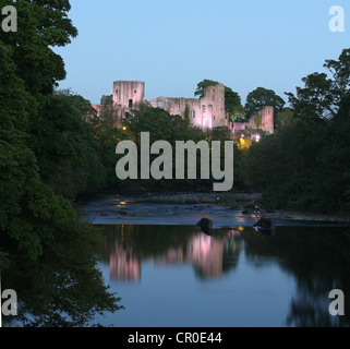 Flusses Tees an Barnard Castle, Co Durham, North East England. 27. Mai 2012 - Sonnenuntergang Blick auf die beleuchtete Burg mit Reflexion Stockfoto