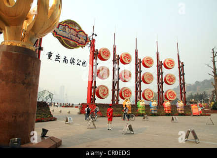 Ein modernes Quadrat am Jangtse-Fluss in Chongqing. Stockfoto