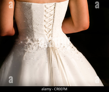 Rückseite des Bräute elfenbein-/cremefarbene Brautkleid mit Korsett geschnürt zurück Stockfoto